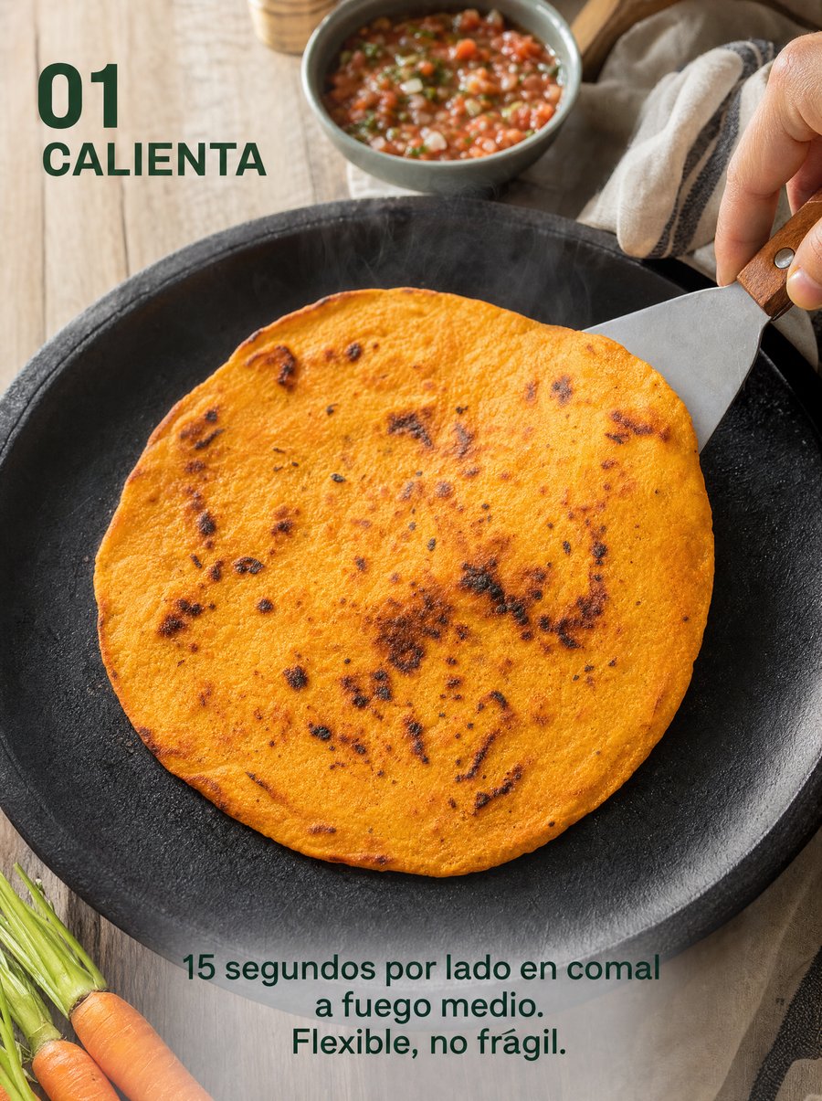 Paso 01 — Calienta: 15 segundos por lado en comal a fuego medio. Flexible, no frágil.